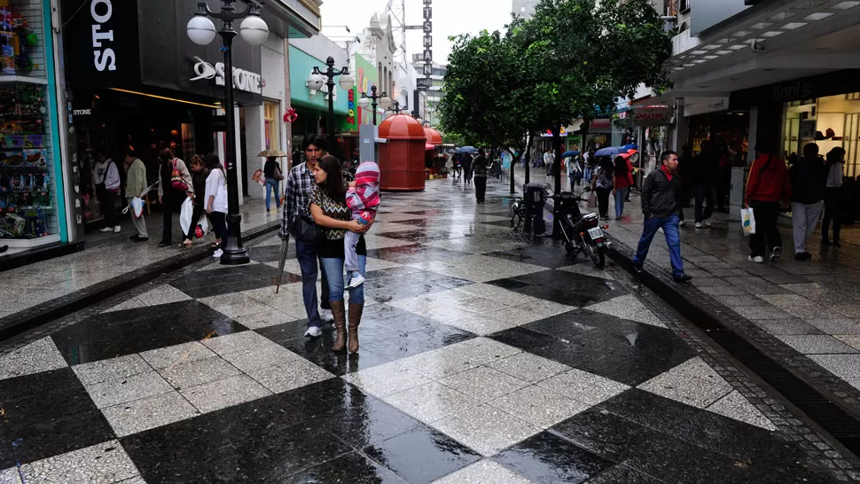 FERIADO ATÍPICO. A medida de que transcurría la mañana, las peatonales se fueron poblando de gente, pese a la lluvia. LA GACETA/FOTO DE JORGE OLMOS SGROSSO