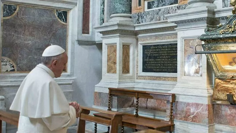 HOMENAJE. El Papa se detuvo largo tiempo arrodillado en oración silenciosa ante la tumba del beato Juan Pablo II, informó la sala de prensa de la Santa Sede. FOTO DE ARCHIVO TOMADA DE ABC.ES
