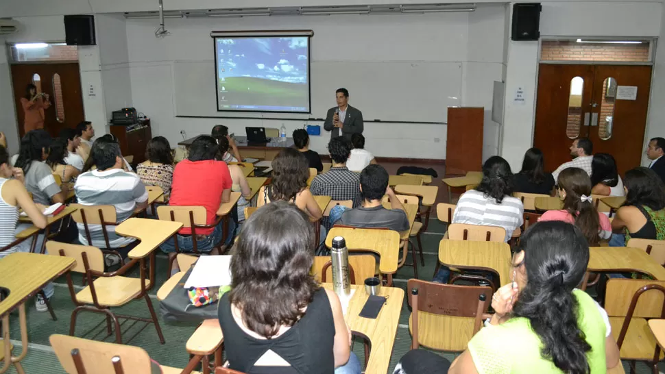 DISTENDIDO. El decano cubano Barranco Olivera dialogó con estudiantes en la Facultad de Ciencias Naturales. PRENSA FACULTAD DE CIENCIAS NATURALES