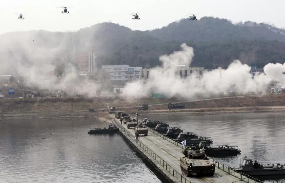 EJERCICIOS MILITARES. Tanques, helicópteros y lanchas participan de las operaciones preventivas realizadas por el Ejército surcoreano en Hwacheon. REUTERS