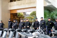 El Gobierno desplegó la Infantería frente a la Caja Popular