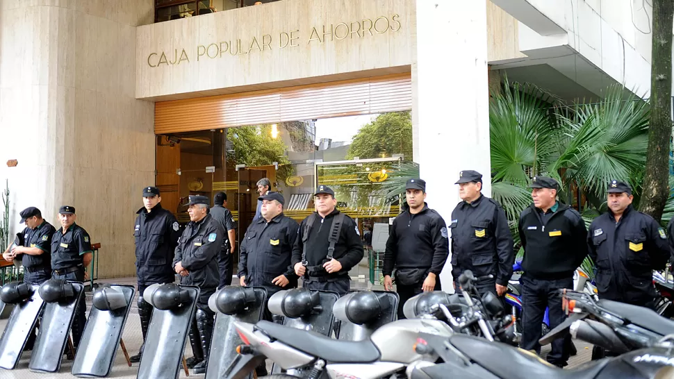 REFUERZO. La corta semana arrancó con más policías en los accesos a la sede centra de la Caja Popular de Ahorros. LA GACETA / FOTO DE HECTOR PERALTA 