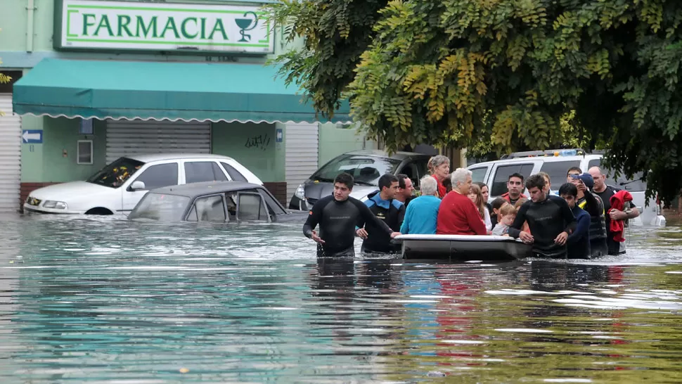 DESESPERANTE. Entre autos sumergidos eran evacuados los vecinos de La Plata y alrededores. DYN