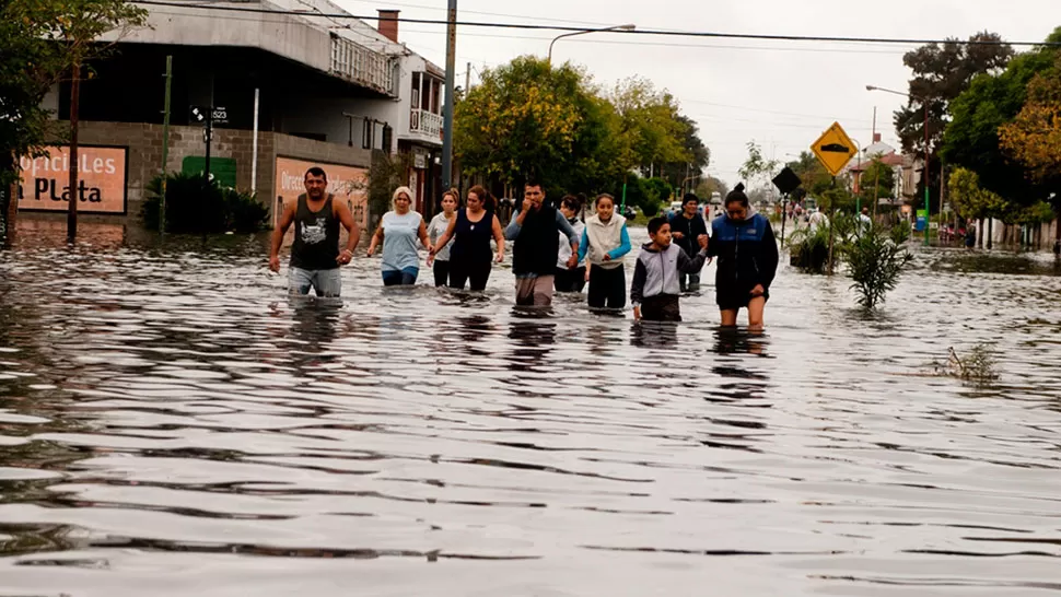 LENTO DESAGOTE. Durante la tarde, el agua seguía arriba en las zonas afectadas. REUTERS