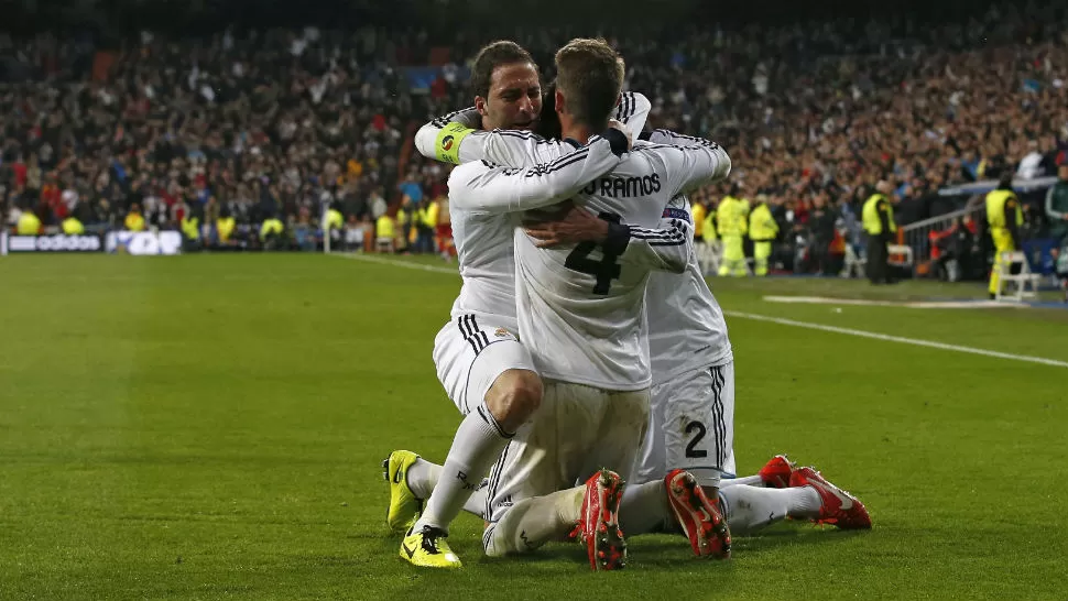 FESTEJO MERENGUE. Los jugadores de Real Madrid festejan el gol anotado por Pipita Hihuaín. REUTERS