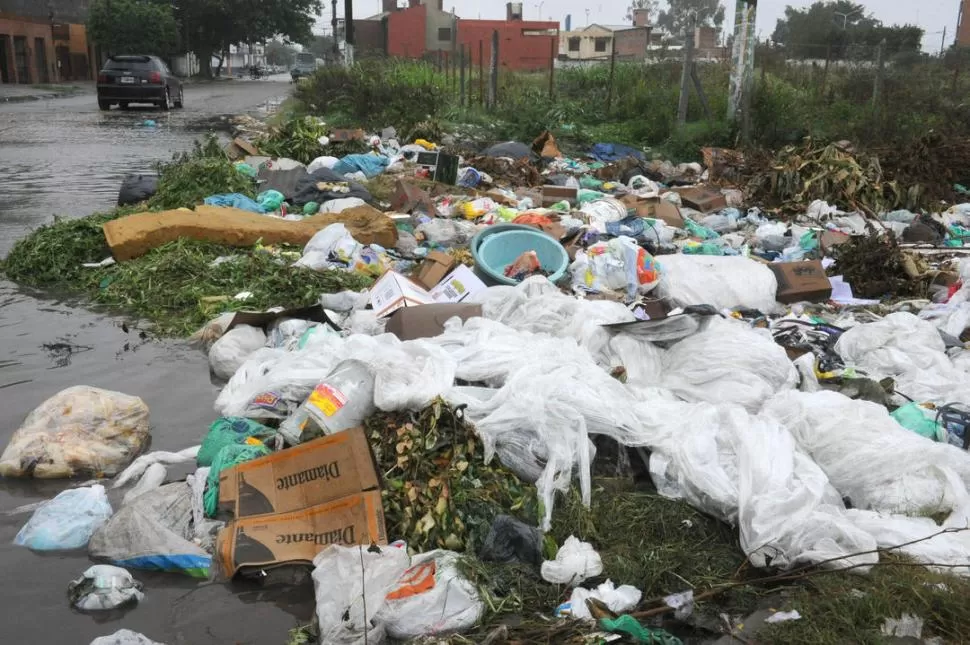 EL VACIADERO. La esquina de Inca Garcilaso y Miguel Lillo está totalmente bloqueada a causa de la basura y de los escombros acumulados. LA GACETA / FOTO DE ANTONIO FERRONI