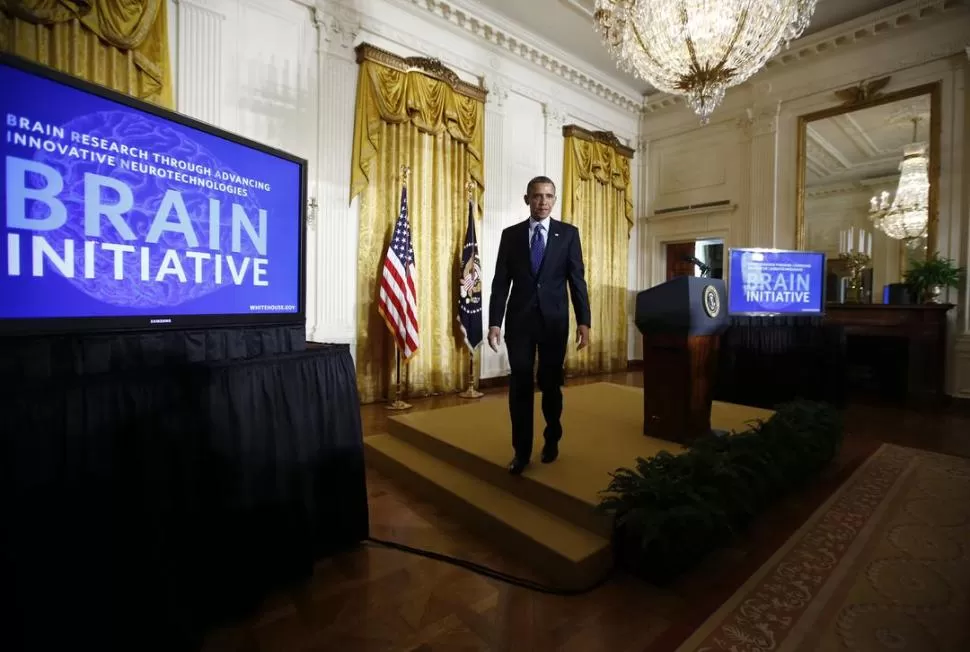 LA DECISIÓN POLÍTICA. Barack Obama se dirige a realizar el lanzamiento del BRAIN, en la Casa Blanca. REUTERS
