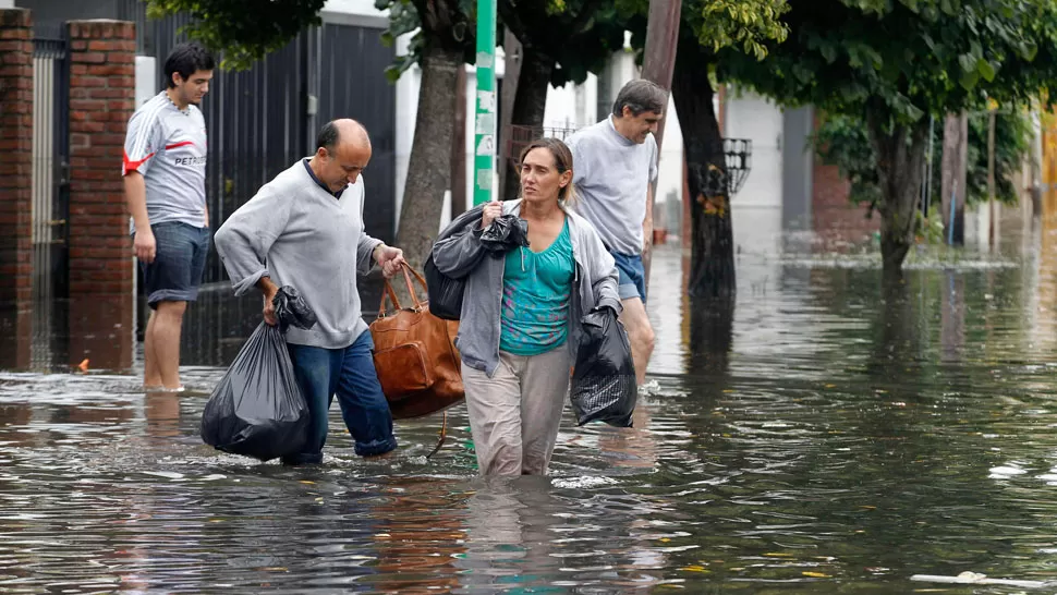 SALVANDO LO QUE PUEDEN. Muchas familias de La Plata perdieron todo por el temporal. DYN