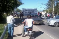 Los estatales protestaron cortando calles y rutas en toda la provincia