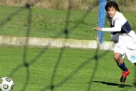 El juvenil de Gimnasia que llegó nadando a su primera práctica con el plantel superior