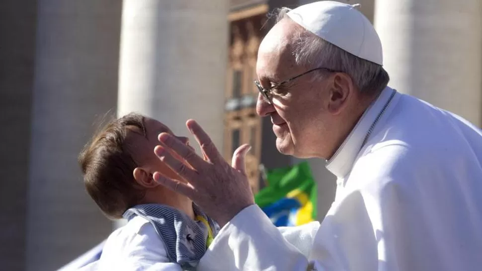 SOLIDARIO. El Papa dispuso una donación para sus compatriotas damnificados por la tormenta. REUTERS