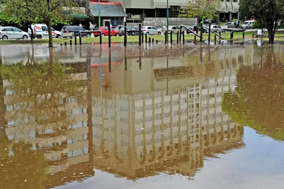 POSTAL DE VERANO. En octubre del año pasado se produjeron las últimas tormentas fuertes, que inundaron algunos sectores de la ciudad. LA GACETA / FOTO DE FRANCO VERA (ARCHIVO)