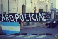 Por tercer día, policías mantienen el corte en Maipú y Santiago