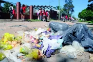Un extenso basural los espera a la salida del colegio