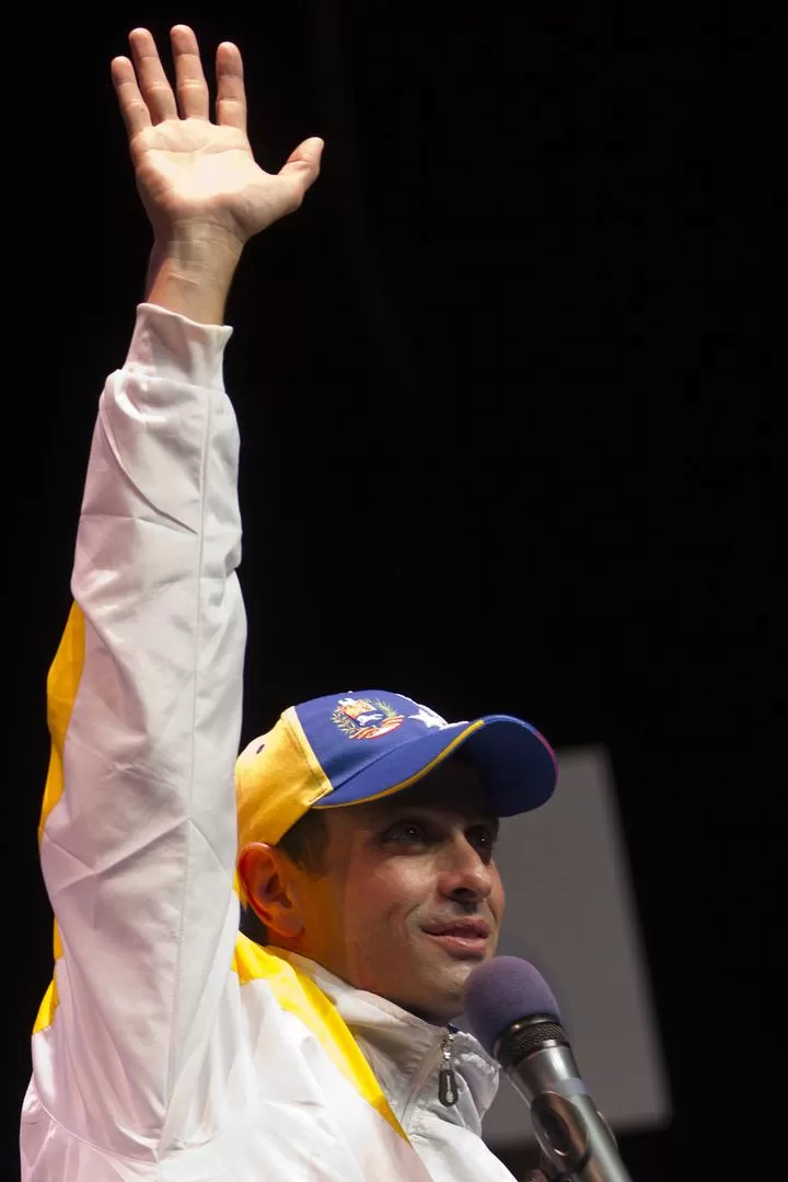 APOYO. Capriles saluda a sus partidarios en un acto en Caracas. REUTERS