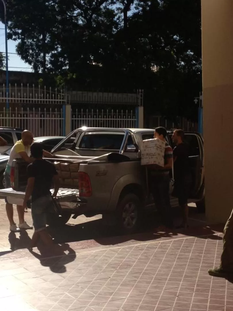 DESCARGA. Barone, con Caminos y Peña, sacan las donaciones de su camioneta. 