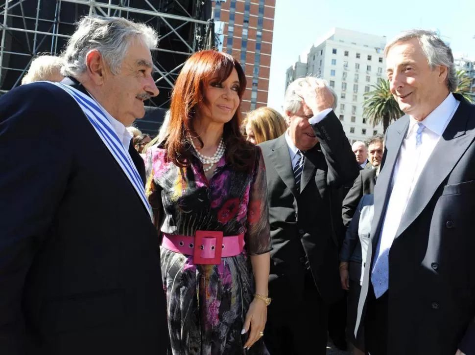 MARZO DE 2010. Cristina y Néstor asistieron al acto de asunción de Mujica. TELAM