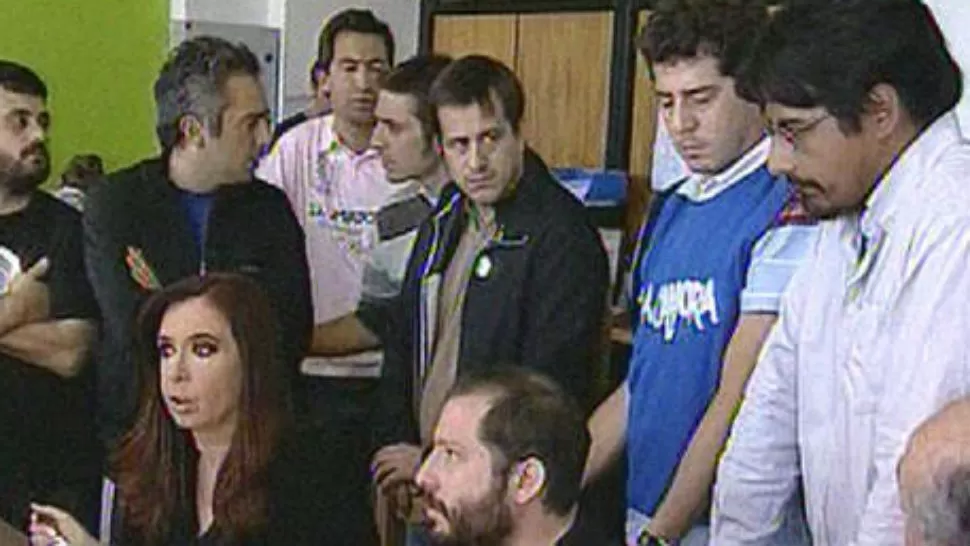 IN SITU. Cristina Fernández recorrió el centro de operaciones  que coordina la agrupación Unidos y Organizados. FOTO TOMADA DE CLARIN.COM