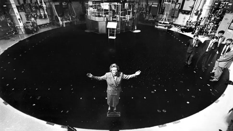 CON LOS BRAZOS ABIERTOS. En 1989, en un acto en un reactor nuclear. FOTO TOMADA DE THEGUARDIAN.CO.UK