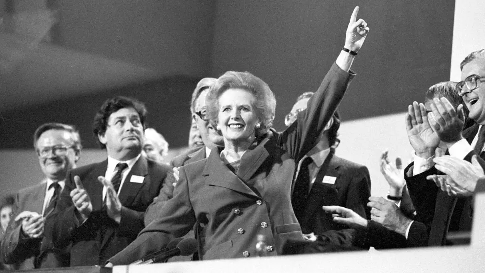 OVACIONADA. Margaret Thatcher apunta hacia el cielo durante una conferencia del partido conservador, el 13 de octubre 1989 foto de archivo. REUTERS