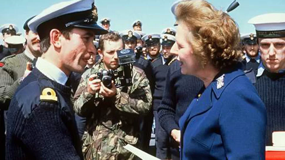 DURANTE LA GUERRA. En 1982, charlando con sus tropas. FOTO TOMADA DE THEGUARDIAN.CO.UK