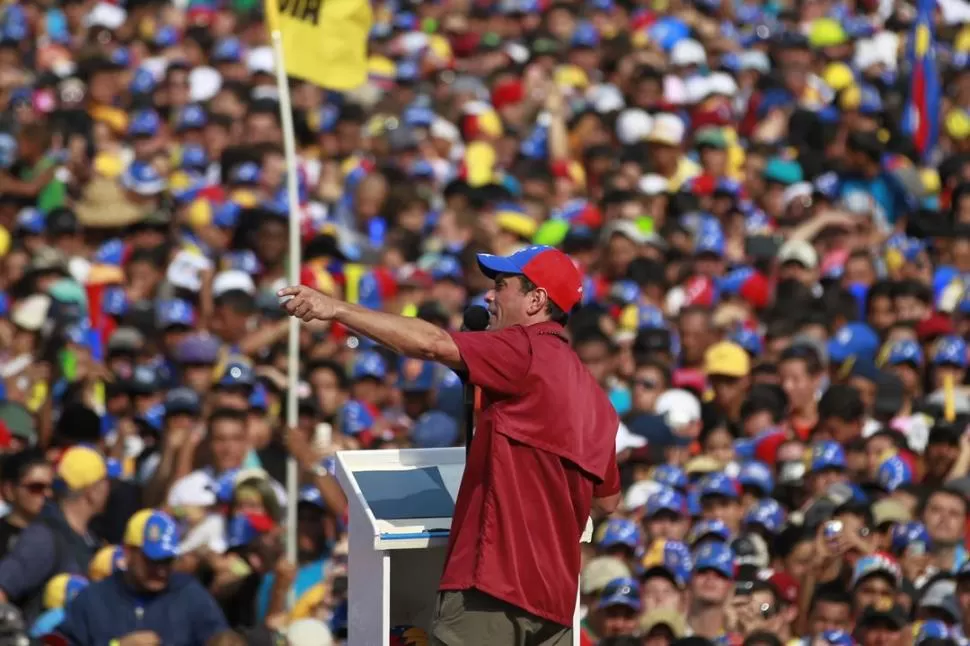 ¿COMO VA LA (AVENIDA) BOLIVAR? Preguntó Capriles. Me dicen que son miles caminando por Caracas. Somos millones y el 14 ganaremos, dijo. REUTERS