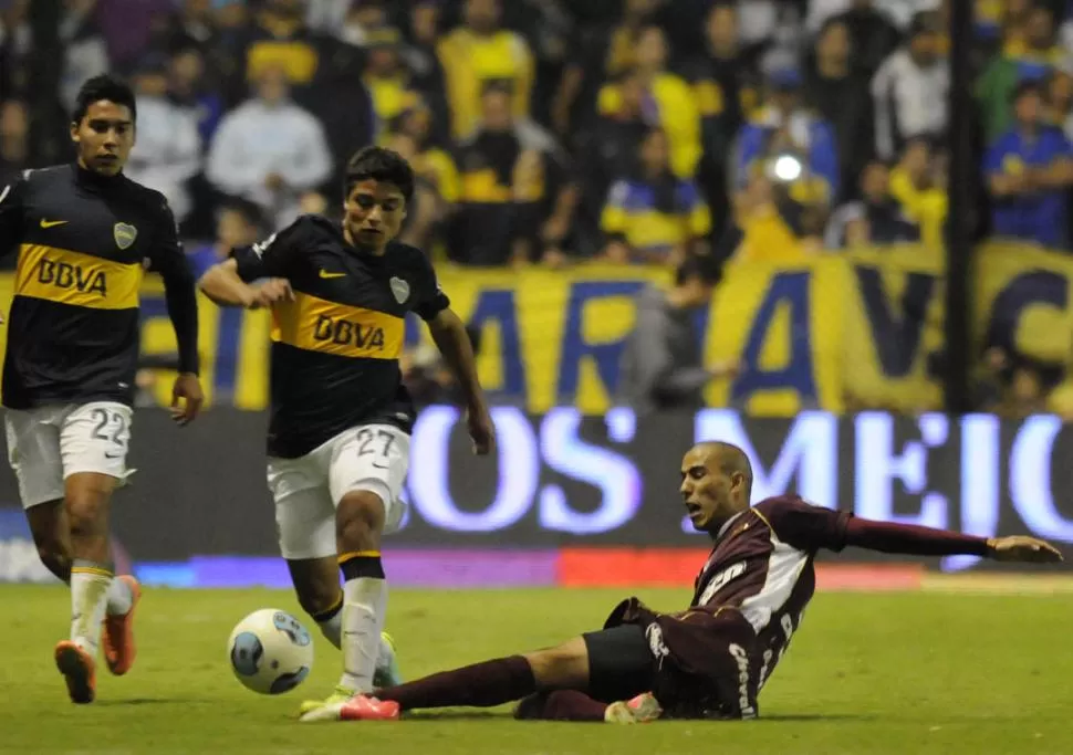 SIEMPRE ENCARÓ. El tucumano Sebastián Palacios buscó permanentemente el desborde. En la acción, supera a Pizarro. DYN