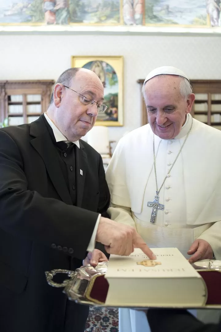 ENCUENTRO. El Papa recibe gustoso un obsequio del pastor Schneider. FOTO DEL OSSERVATORE ROMANO