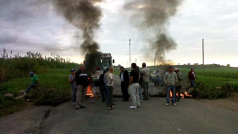 NADIE PASA. Los manifestantes quemaron cubiertas. FOTO TOMADA DE TWITTER / @JUANCASANAS1
