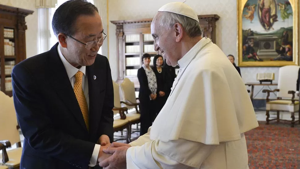 LIDERES. El titular de la ONU y el Papa, en el Vaticano. REUTERS