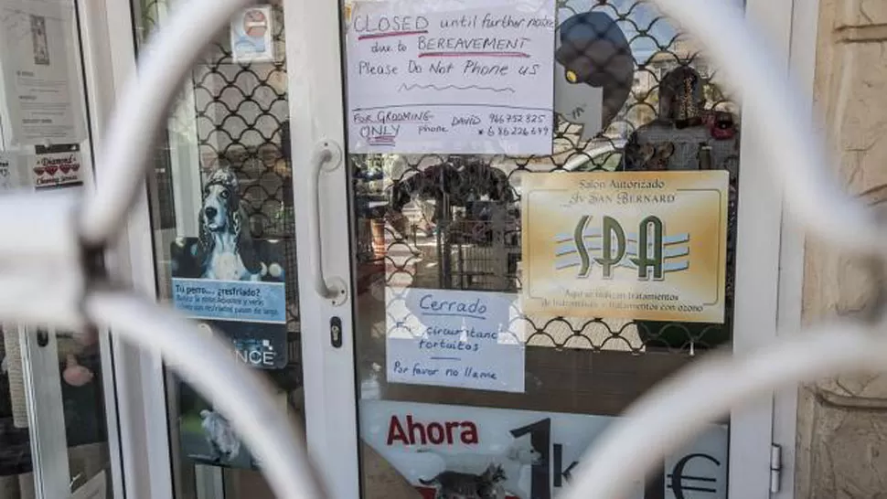 CERRADA. El cartel de la veterinaria en estos días. FOTO TOMADA DE LEVANTE-EMV.COM