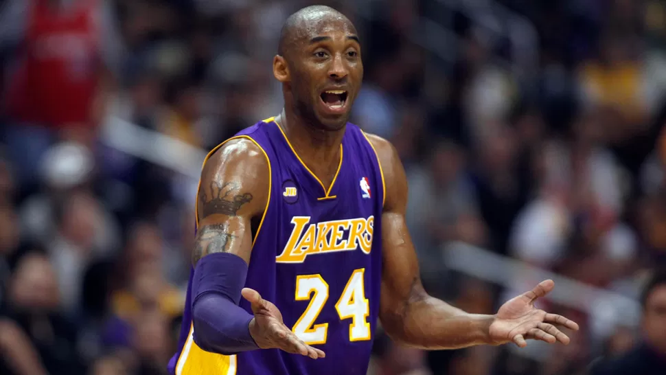 SOLO. Bryant es la única esperanza que tienen los Lakers para soñar con la postemporada. REUTERS