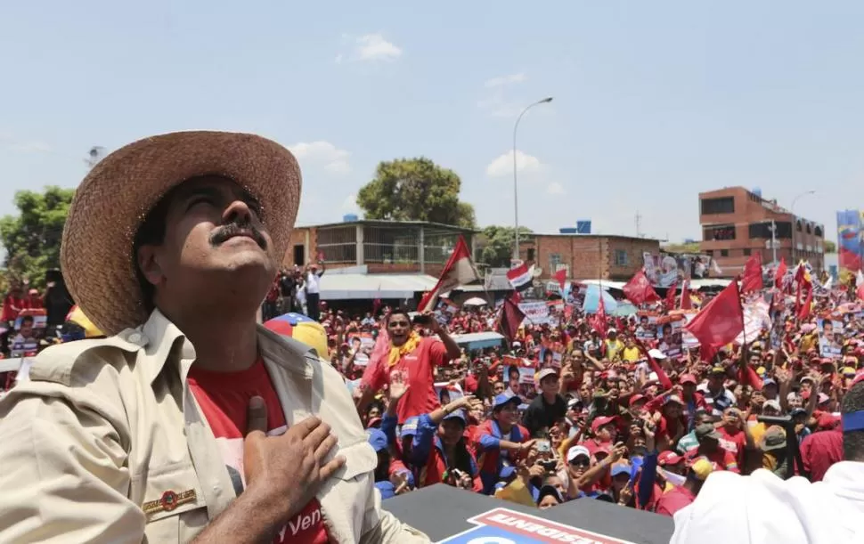 CONCENTRACIÓN. Maduro estuvo rodeado de sus seguidores en el Estado de Apure, como parte de su actividad para los comicios del domingo. REUTERS