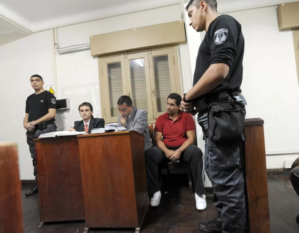 EN LA SALA. Pablo Amín (de rojo) estuvo ayer junto a sus abogados Roberto Flores y Martín Zottoli, custodiado por personal del servicio penitenciario. LA GACETA / FOTO DE ENRIQUE GALÍNDEZ