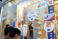 Los bancos locales bajan tasas de las tarjetas y los extranjeros dan beneficios