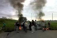 Empleados estatales y choferes de autos rurales bloquean la ruta 302