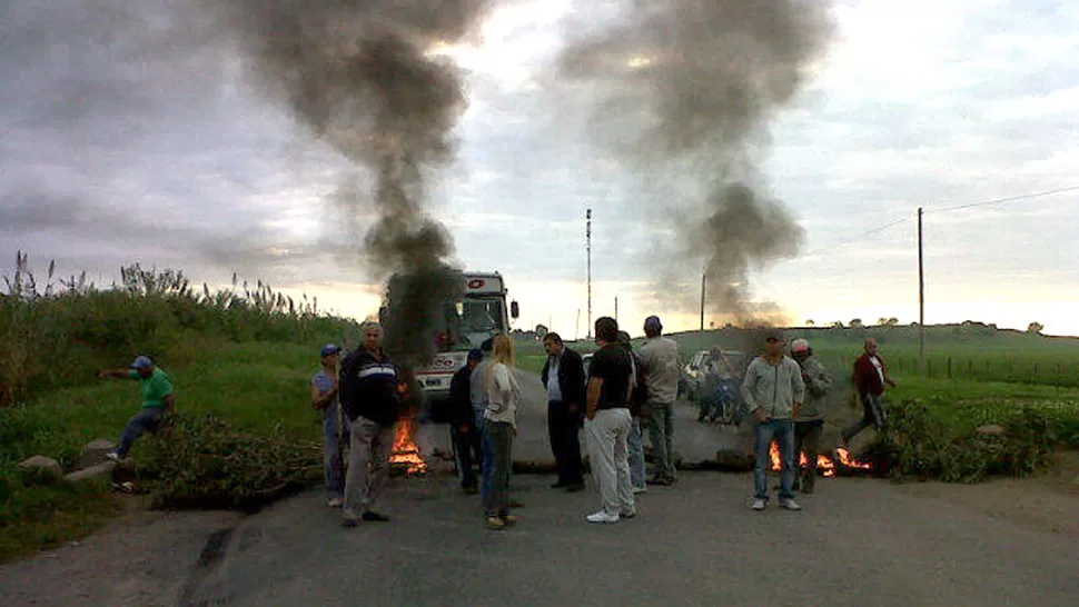 CAMINO BLOQUEADO. Ayer los choferes quemaron gomas en la ruta 302. FOTO TOMADA DE TWITTER / @JUANCASANAS1