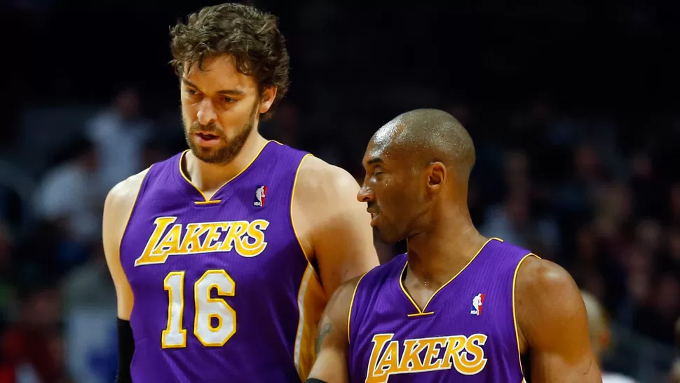 DUPLA. Gasol y Bryant se lucieron para lograr la victoria de los Lakers. REUTERS / ARCHIVO