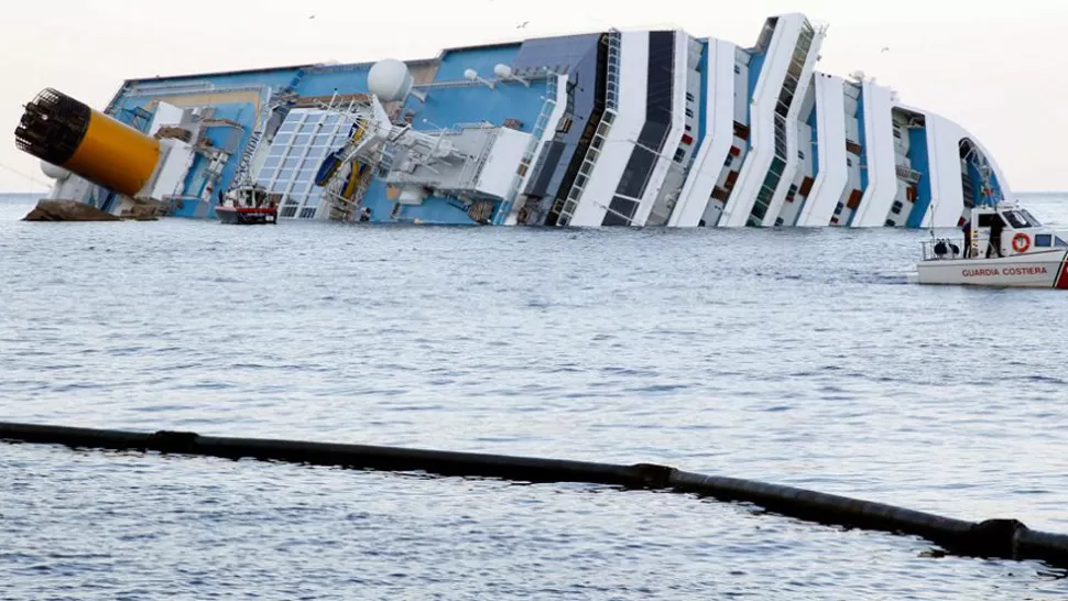 TRAGICO. El crucero sufrió la rotura de su casco al chocar con unas piedras, en medio de una maniobra de aproximación a la costa. REUTERS / ARCHIVO