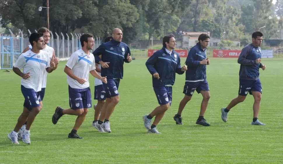 LOS TITULARES. Bustamante, Cobelli, Dutari, Barone, Barrado, Montiglio y Mármol (jugaron ante Sarmiento) corren a principio del entrenamiento en Ojo de Agua. 