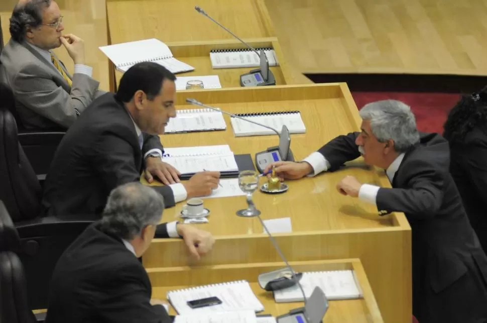 REFERENTES. En el estrado, Regino Amado toma nota durante una sesión legislativa. Roque Álvarez, desde abajo, hace sus aportes al titular del cuerpo. PRENSA LEGISLATURA / CARLOS VILLAGRA