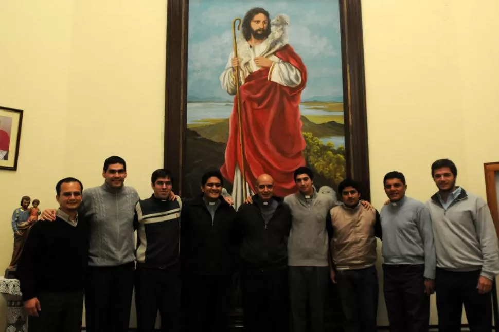 UNIDOS EN UN ABRAZO FRATERNO. Un grupo de los 67 jóvenes de las diócesis de todo el NOA que se preparan en el Seminario Mayor de Tucumán. LA GACETA / FOTOS DE INéS QUINTEROS ORIO