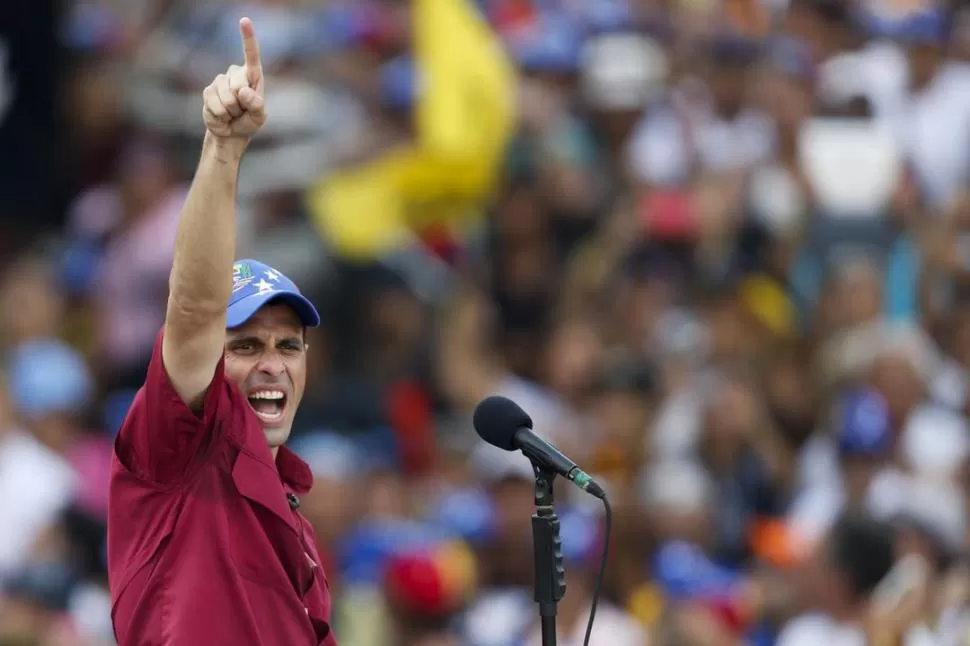 CONFRONTACIÓN. Capriles y Maduro se enfrentan tanto en los discursos como en los símbolos políticos. FOTOS REUTERS