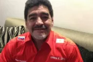 Maradona, junto a Maduro, con una camisa roja que dice Cristina K 2015