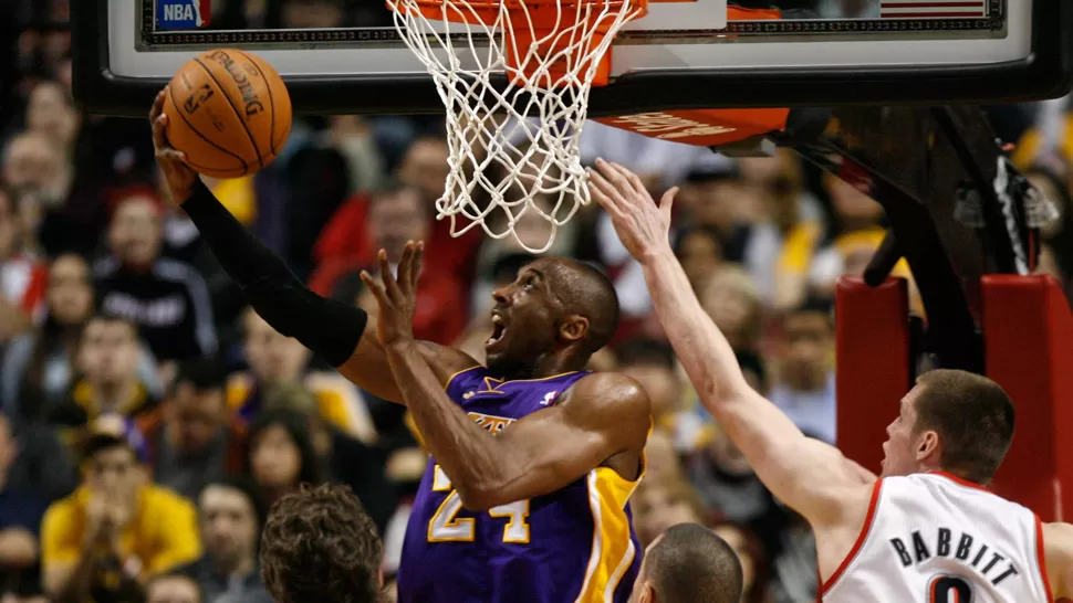 SIGUE VIVO. Bryant volvió a liderar a los Lakers que mantienen sus chances de llegar a los playoffs. REUTERS