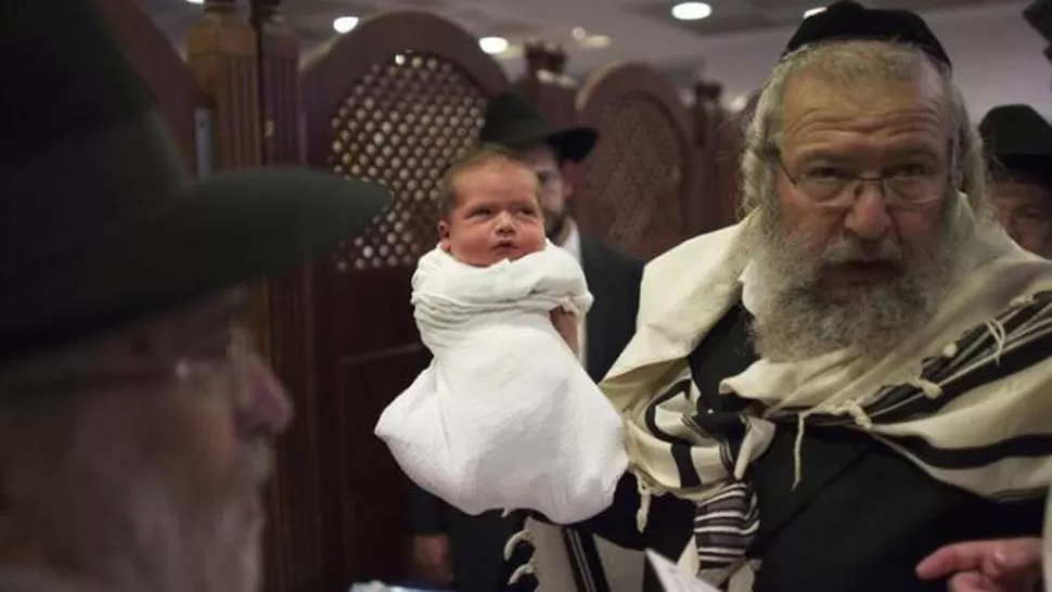 RITUAL. Un mohel (rabino) preparado para la circunsión del varón recién nacido. REUTERS