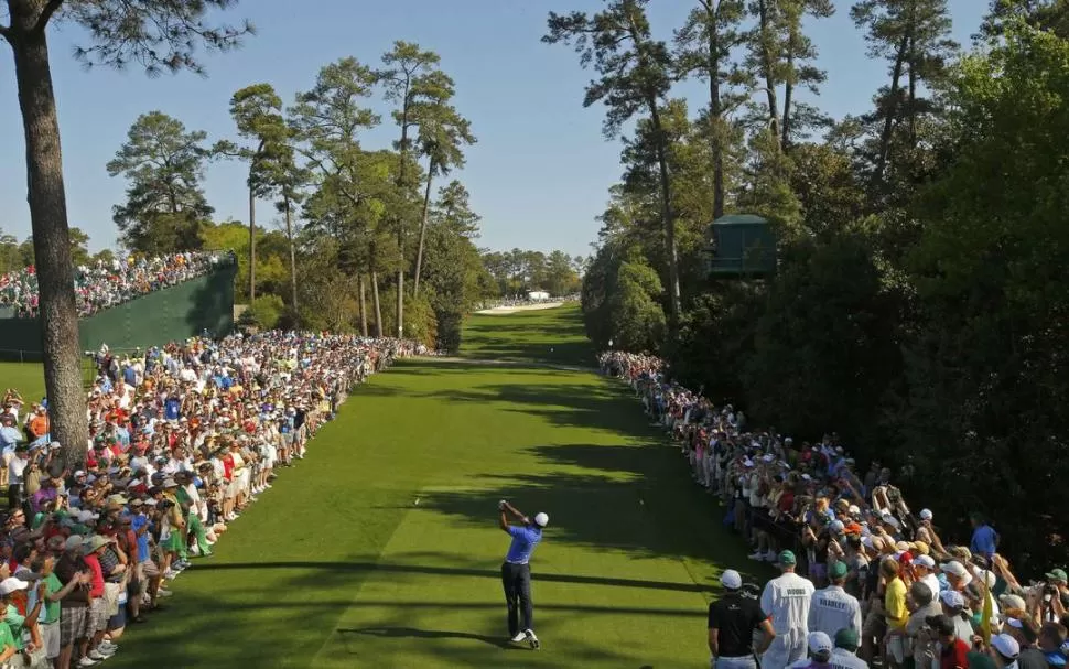 NIÑO MIMADO. El magnetismo de Tiger Woods: en las vueltas de práctica en el Augusta National, el N° 1 del mundo fue seguido por miles de espectadores. 