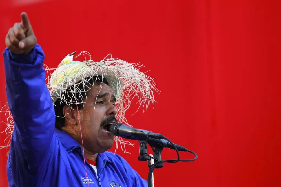 CON SOMBRERO DE PAJA Y UN PAJARITO. Maduro habla a sus seguidores en un acto en el Estado de Vargas. REUTERS