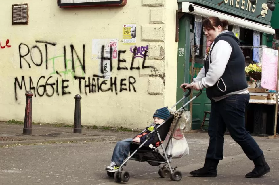 PÚDRETE EN EL INFIERNO. En Belfast, los grafitis son duros con Thatcher. 