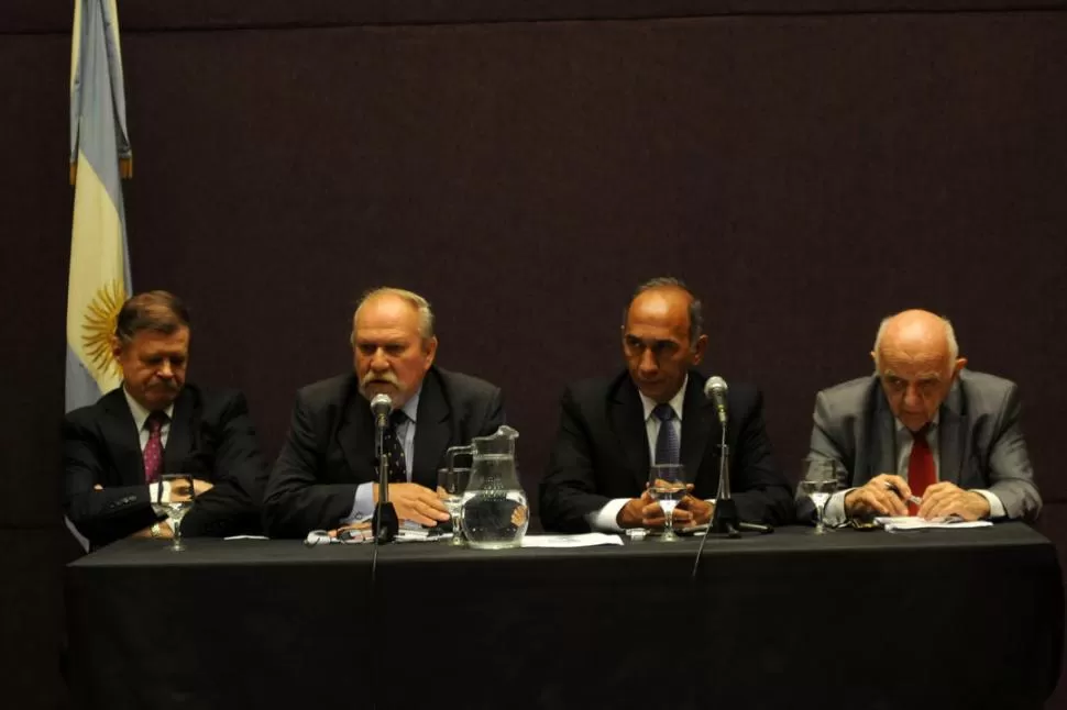 ORADORES. Vélez, Cabral, García Posse y Szmukler (de izquierda a derecha) en la mesa panel organizada por el Colegio de Abogados de la Capital. LA GACETA / FOTOS DE INES QUINTEROS ORIO